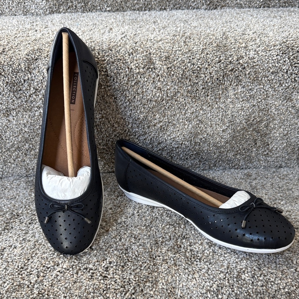 NIB Clarks Navy Leather Perforated Ballet Flats with Bow